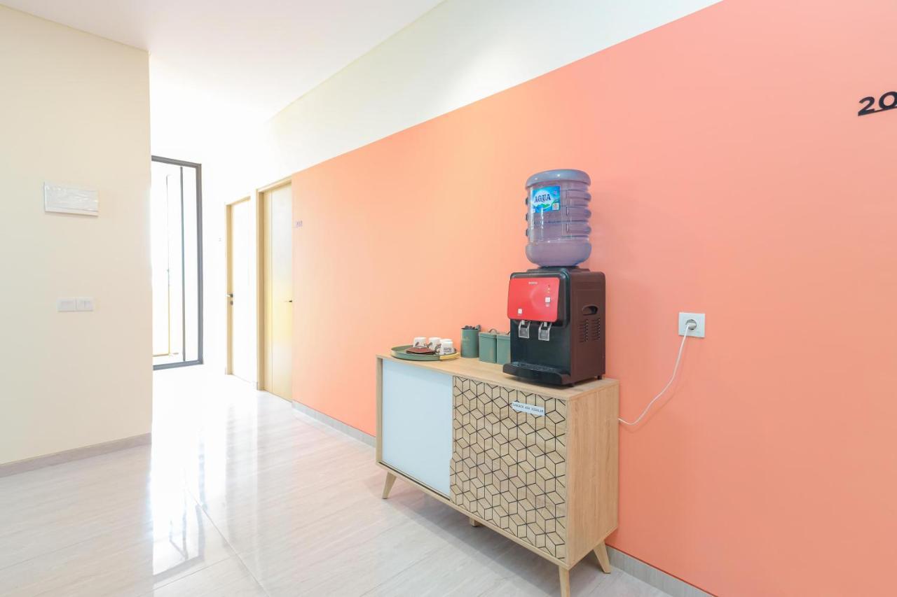 Sans Hotel Clover Ace Surabaya By Reddoorz Exterior photo
