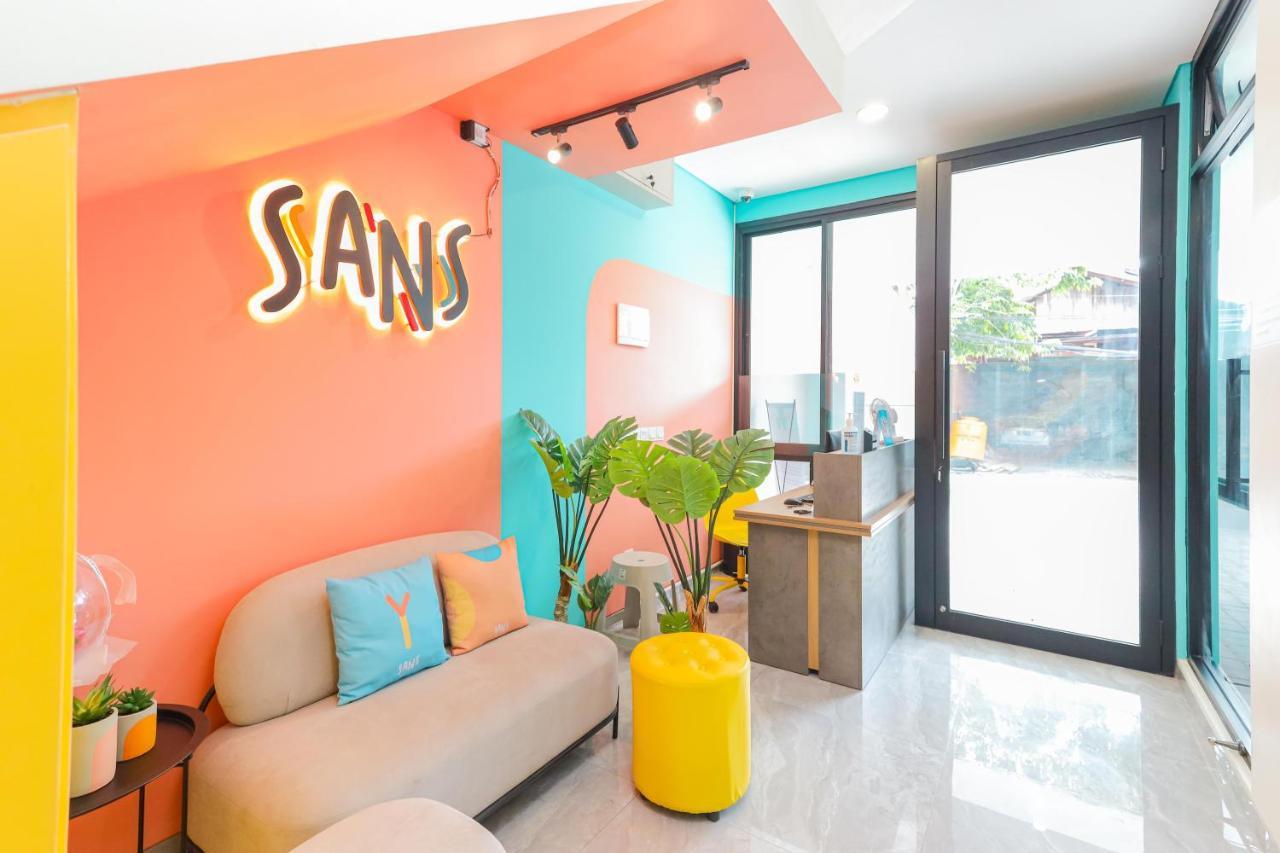 Sans Hotel Clover Ace Surabaya By Reddoorz Exterior photo