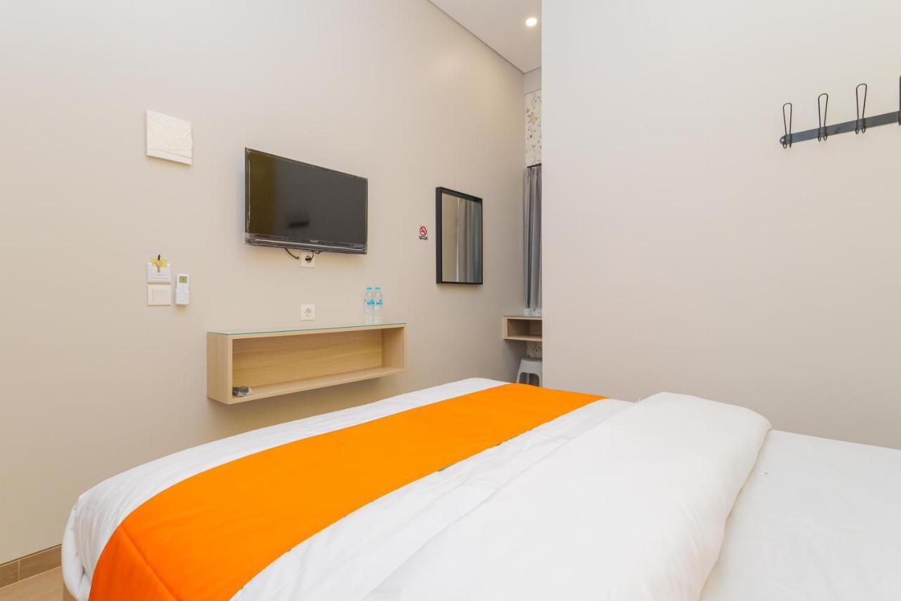 Sans Hotel Clover Ace Surabaya By Reddoorz Exterior photo