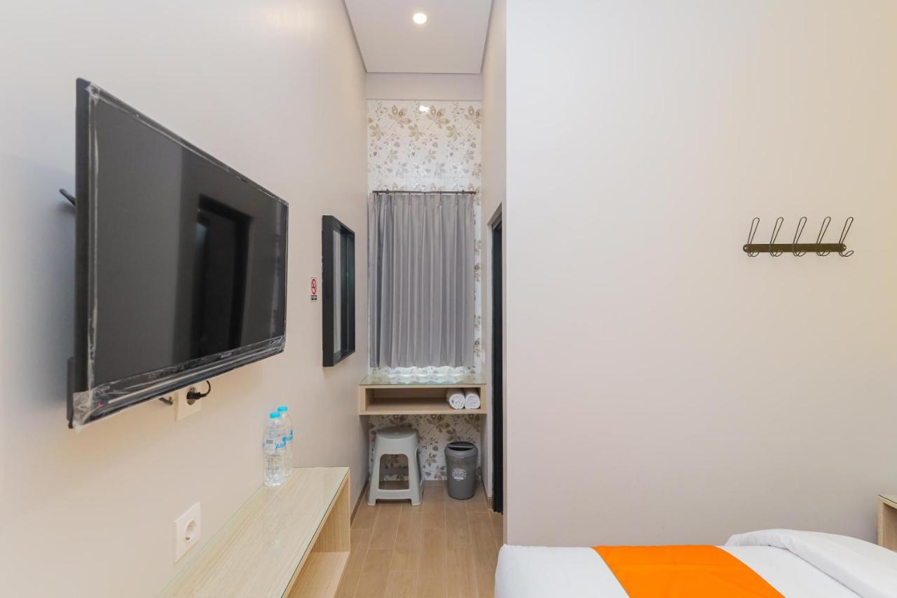 Sans Hotel Clover Ace Surabaya By Reddoorz Exterior photo
