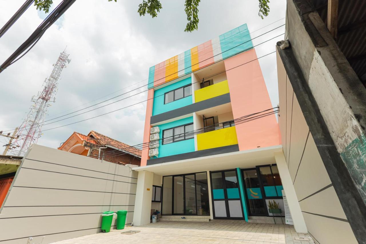 Sans Hotel Clover Ace Surabaya By Reddoorz Exterior photo