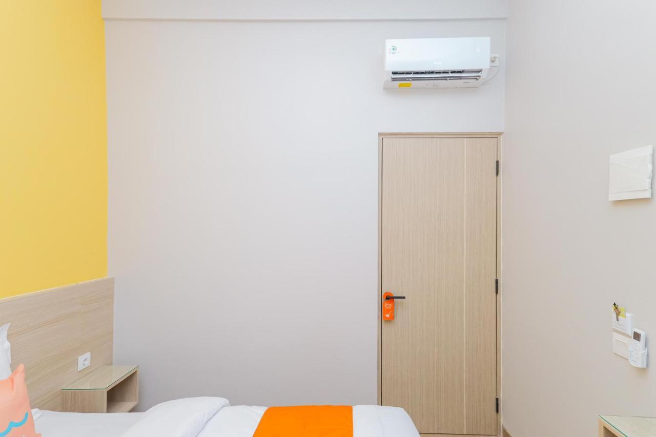 Sans Hotel Clover Ace Surabaya By Reddoorz Exterior photo