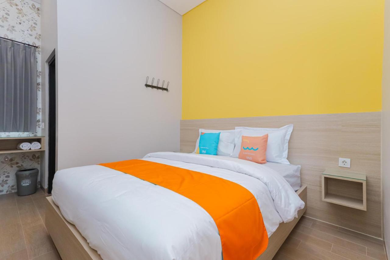 Sans Hotel Clover Ace Surabaya By Reddoorz Exterior photo